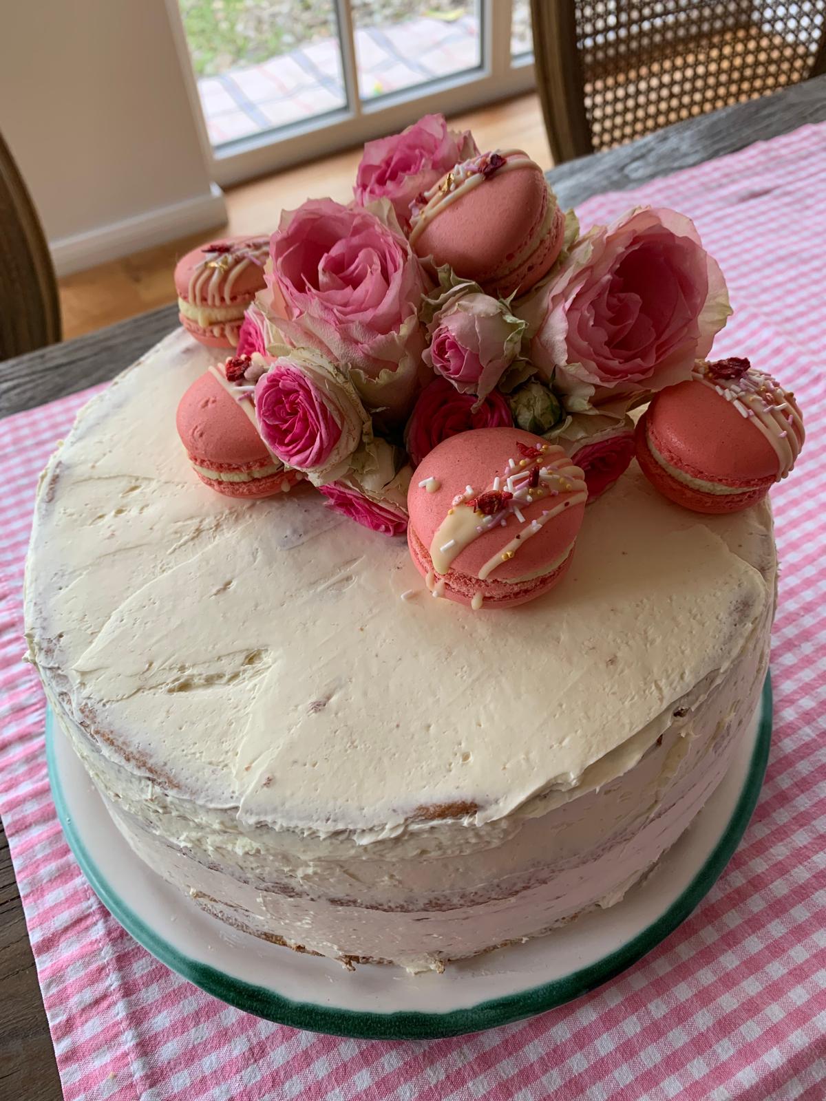 Rosen-Macaron-Torte